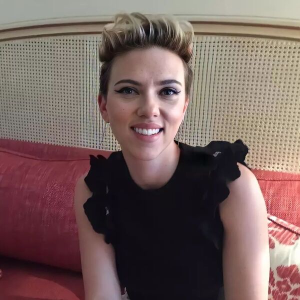 Textured Stiff Undercut - Scarlett Johansson is wearing black sleeveless ruffles top.