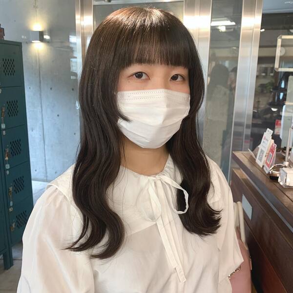 a woman wearing a white blouse has a cute wavy hime hairstyle