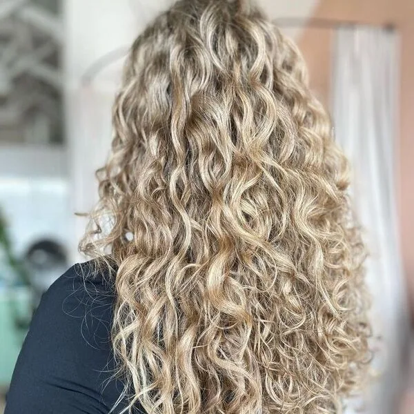 Hairstyle with Loose Curls